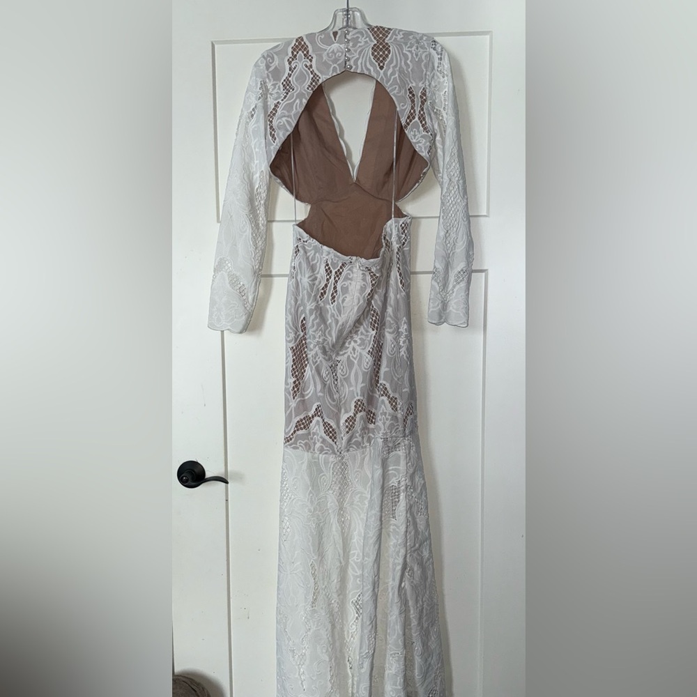 Elliatt Registry Gown in Ivory M - Picture 4 of 9